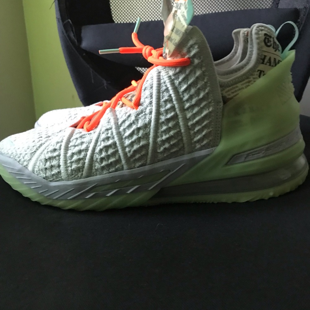 Lebron XVIII blue tint/ dynamic turquoise-ghost